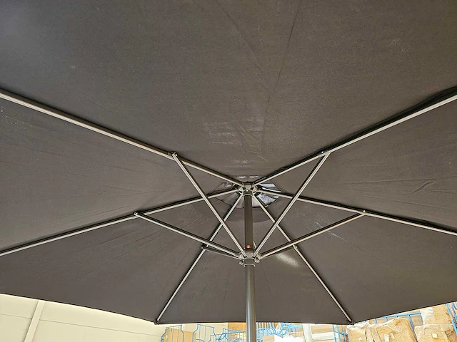 Azur alu parasol dia 300cm kleur zwart met zwengel - afbeelding 2 van  4