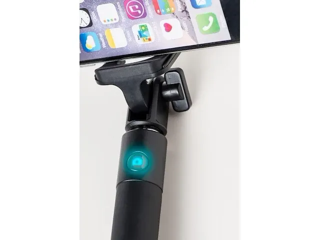 Azuri 3.5mm aux cable uitschuifbare selfiestick met geïntegreerde knop - zwart - afbeelding 2 van  3