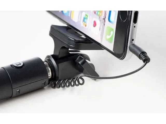 Azuri 3.5mm aux cable uitschuifbare selfiestick met geïntegreerde knop - zwart - afbeelding 3 van  3