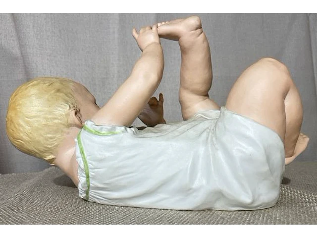 Baby beeldje in europese biscuit - afbeelding 3 van  7