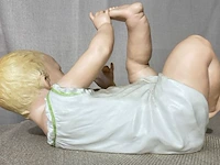 Baby beeldje in europese biscuit - afbeelding 3 van  7