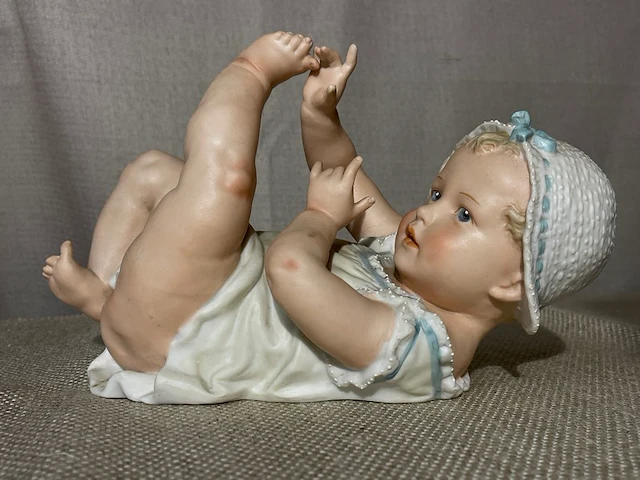Baby beeldje in europese biscuit - afbeelding 1 van  3