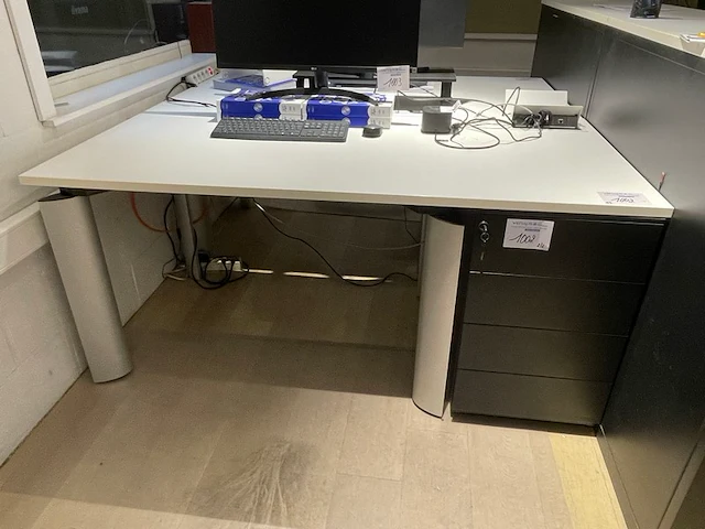 Bachman bureautafel met ladenkast - afbeelding 1 van  6