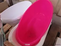 Badjes, decoratie en paar schoenen - afbeelding 2 van  5