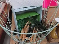 Badjes, decoratie en paar schoenen - afbeelding 4 van  5