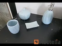 Badkamermeubel op poten licht blauw wastafel in composiet - afbeelding 3 van  5