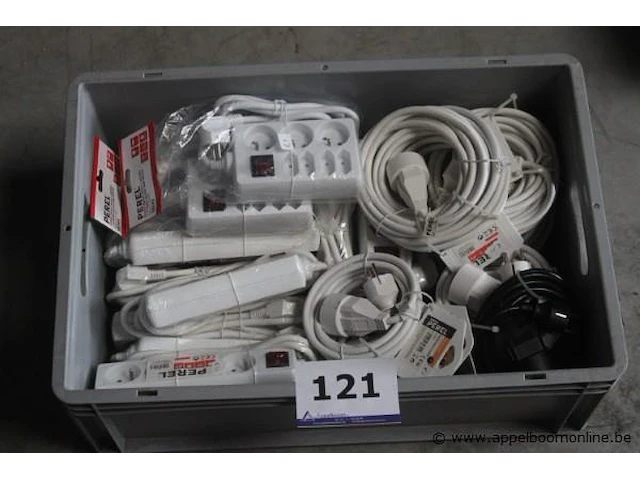 Bak inhoudend diverse elektrakabels, stekkerdozen wo. perel - afbeelding 1 van  3
