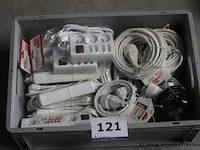 Bak inhoudend diverse elektrakabels, stekkerdozen wo. perel - afbeelding 1 van  3