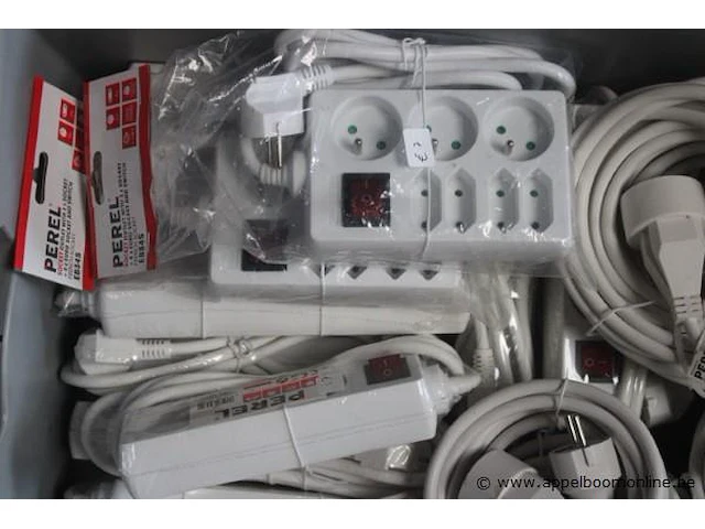 Bak inhoudend diverse elektrakabels, stekkerdozen wo. perel - afbeelding 2 van  3