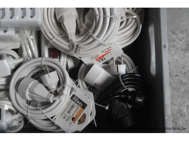 Bak inhoudend diverse elektrakabels, stekkerdozen wo. perel - afbeelding 3 van  3