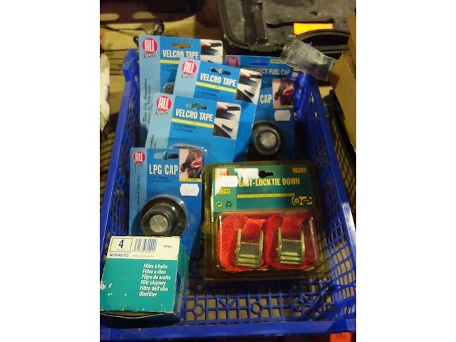 Bak met autoaccessoires - afbeelding 1 van  1