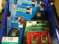 Bak met autoaccessoires - afbeelding 1 van  1