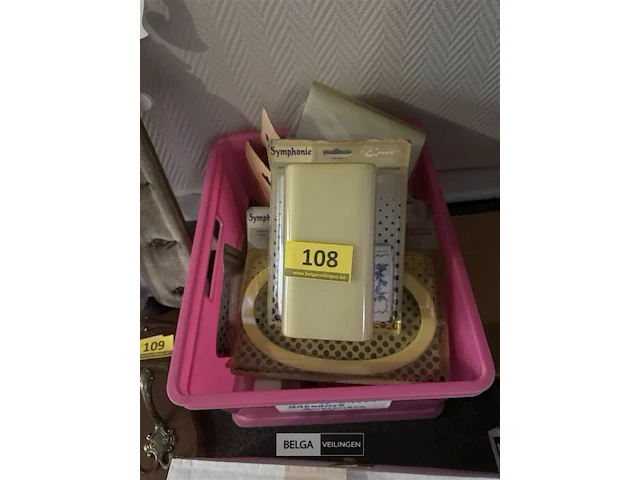 Bak met badkamerbenodigdheden - afbeelding 1 van  2