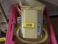 Bak met badkamerbenodigdheden - afbeelding 1 van  2