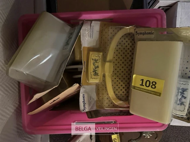 Bak met badkamerbenodigdheden - afbeelding 2 van  2