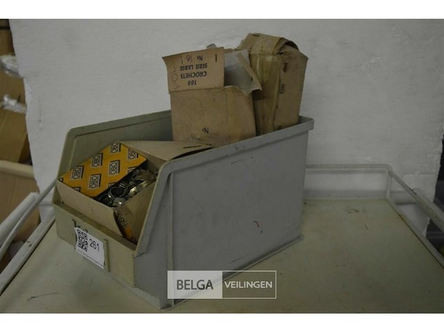 Bak met div buizen en klemmen - afbeelding 1 van  3