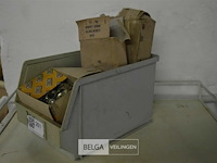 Bak met div buizen en klemmen - afbeelding 1 van  3