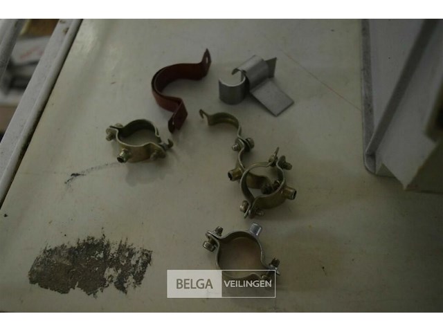 Bak met div buizen en klemmen - afbeelding 2 van  3