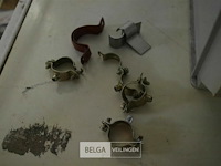 Bak met div buizen en klemmen - afbeelding 2 van  3