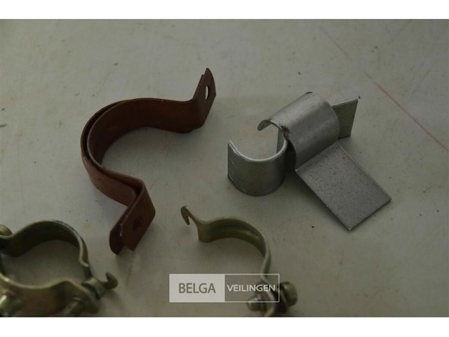 Bak met div buizen en klemmen - afbeelding 3 van  3