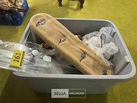 Bak met div kapstokken (±10 st) - afbeelding 1 van  2