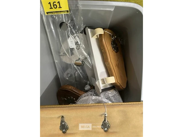 Bak met div kapstokken (±10 st) - afbeelding 2 van  2