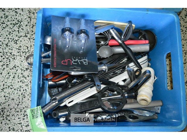 Bak met div keuken materiaal - afbeelding 1 van  4