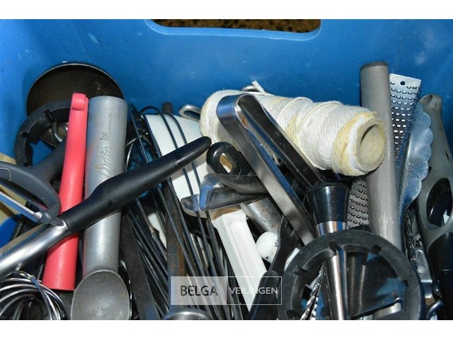 Bak met div keuken materiaal - afbeelding 2 van  4