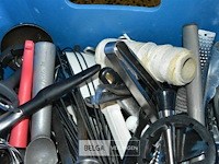 Bak met div keuken materiaal - afbeelding 2 van  4