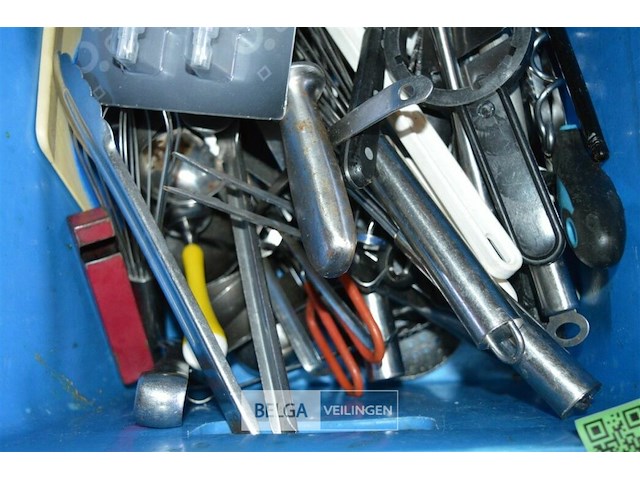 Bak met div keuken materiaal - afbeelding 3 van  4