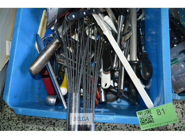 Bak met div keuken materiaal - afbeelding 4 van  4