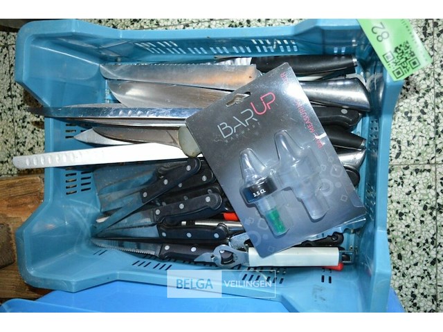 Bak met div keuken materiaal - afbeelding 1 van  3