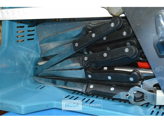 Bak met div keuken materiaal - afbeelding 2 van  3