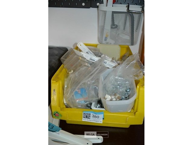 Bak met div schroeven - afbeelding 1 van  4