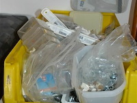 Bak met div schroeven - afbeelding 1 van  4