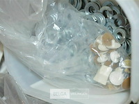 Bak met div schroeven - afbeelding 2 van  4