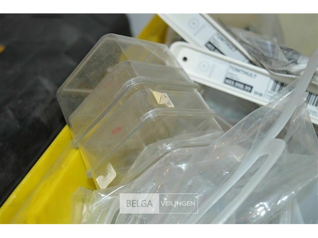 Bak met div schroeven - afbeelding 4 van  4