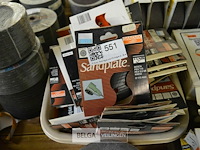 Bak met div schuurschijven - afbeelding 1 van  2