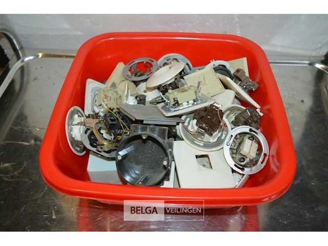 Bak met div stopcontacten en schakelaars - afbeelding 1 van  5