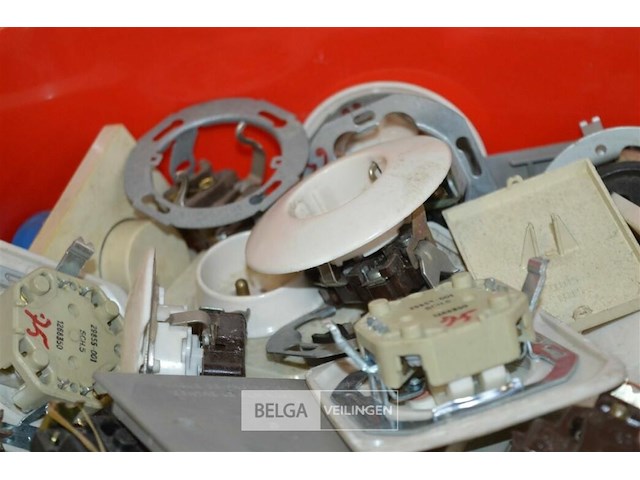 Bak met div stopcontacten en schakelaars - afbeelding 2 van  5