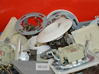 Bak met div stopcontacten en schakelaars - afbeelding 2 van  5