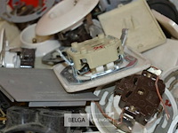 Bak met div stopcontacten en schakelaars - afbeelding 3 van  5