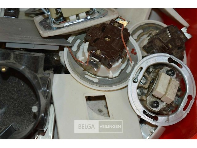 Bak met div stopcontacten en schakelaars - afbeelding 4 van  5