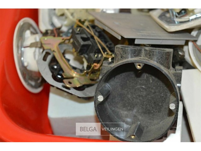 Bak met div stopcontacten en schakelaars - afbeelding 5 van  5