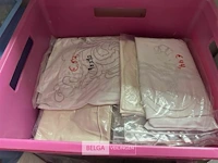 Bak met div tafellakens (±40 st) - afbeelding 1 van  5