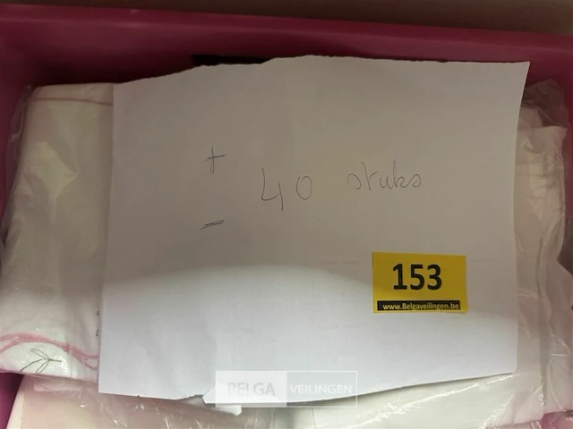 Bak met div tafellakens (±40 st) - afbeelding 2 van  5