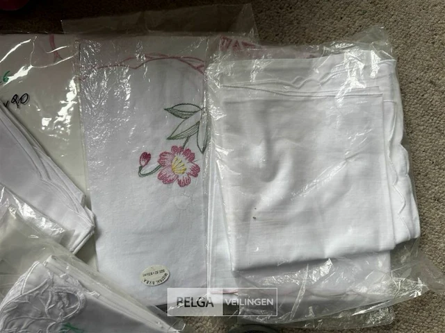 Bak met div tafellakens (±40 st) - afbeelding 3 van  5