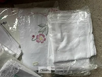 Bak met div tafellakens (±40 st) - afbeelding 3 van  5