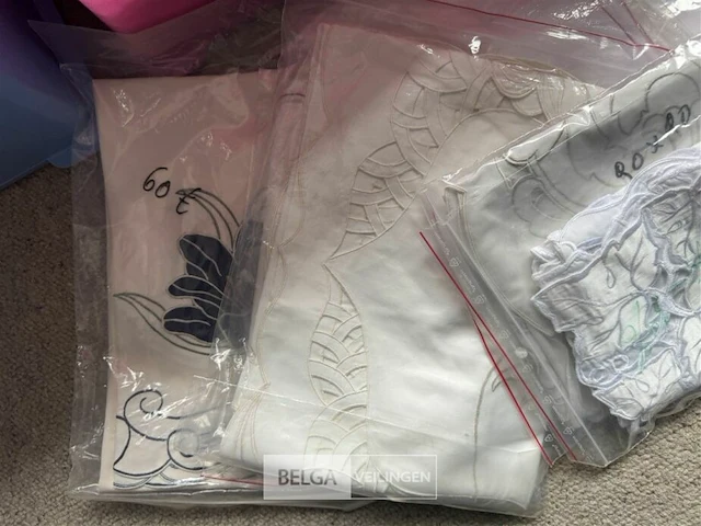 Bak met div tafellakens (±40 st) - afbeelding 5 van  5