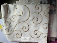 Bak met div tafellakens (±40 st) - afbeelding 1 van  7